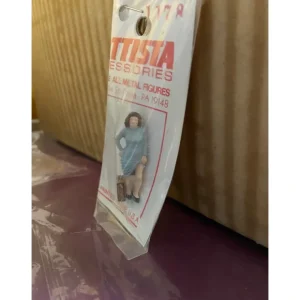 Figures-A1178 - Hitchhiking Woman - Quality Trains and Accessories Galore